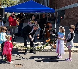 Brighton Summer Market Cutting of the Vine